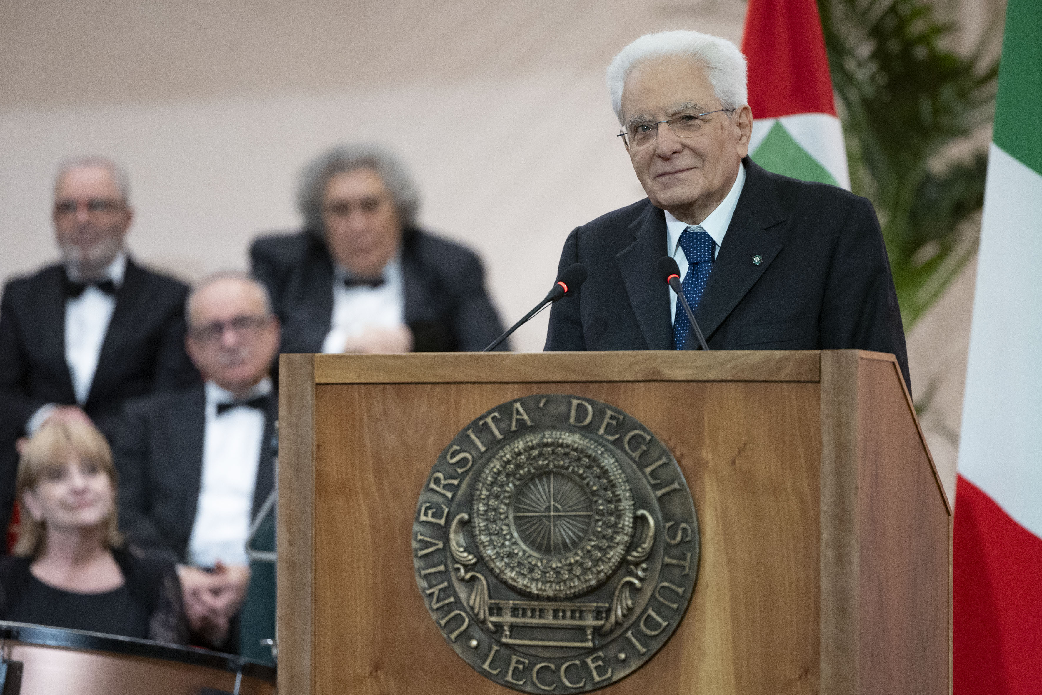 Galleria CELEBRAZIONE DEL 70° ANNO ACCADEMICO DELL’UNIVERSITÀ DEL SALENTO ALLA PRESENZA DEL PRESIDENTE MATTARELLA. DICHIARAZIONI DI EMILIANO, PIEMONTESE, LEO E DELLI NOCI - Diapositiva 13 di 19