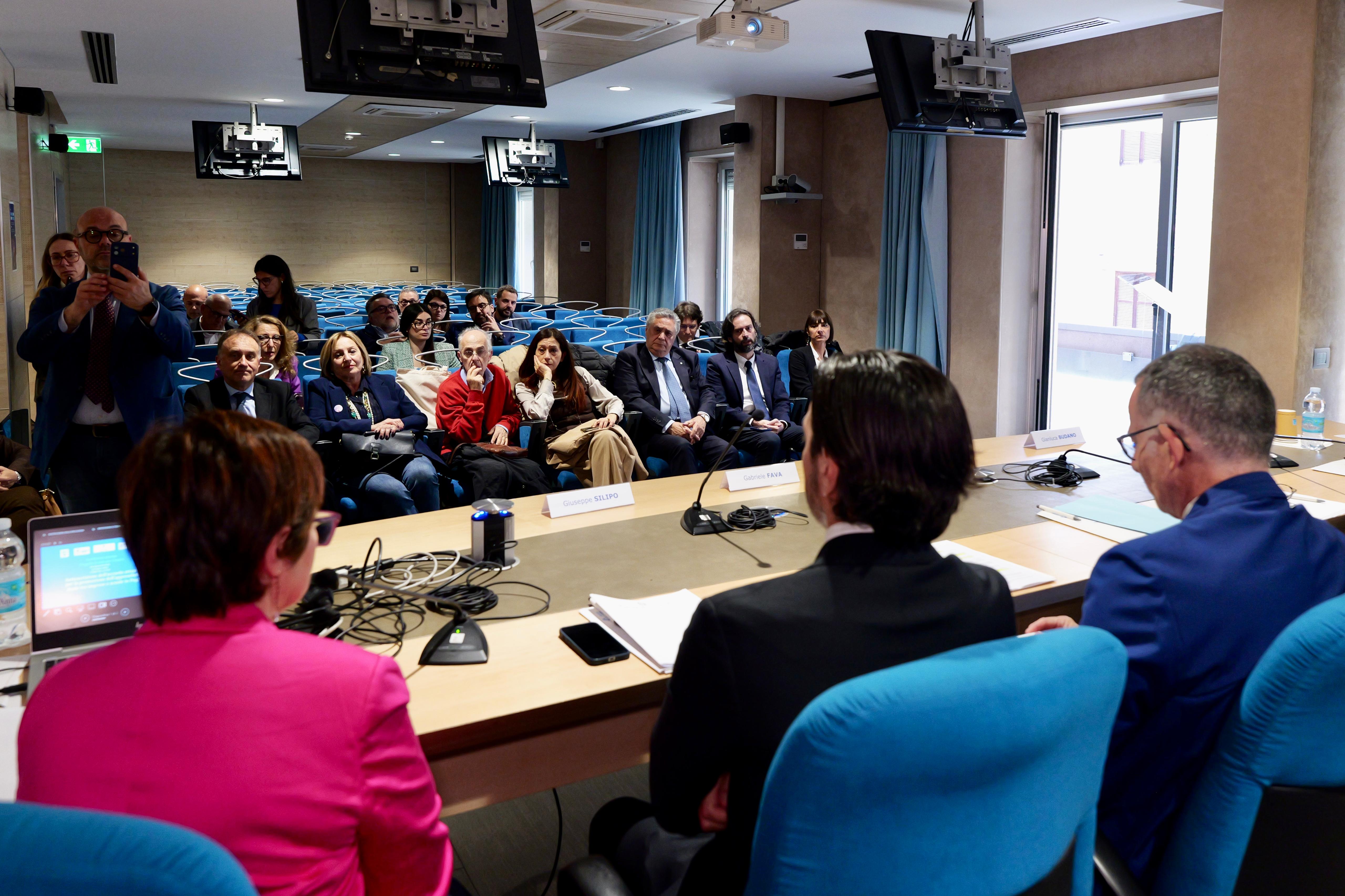 Galleria Apprendistato duale, dal prossimo anno scolastico la prima sperimentazione negli istituti tecnici e professionali della Puglia - Diapositiva 8 di 11