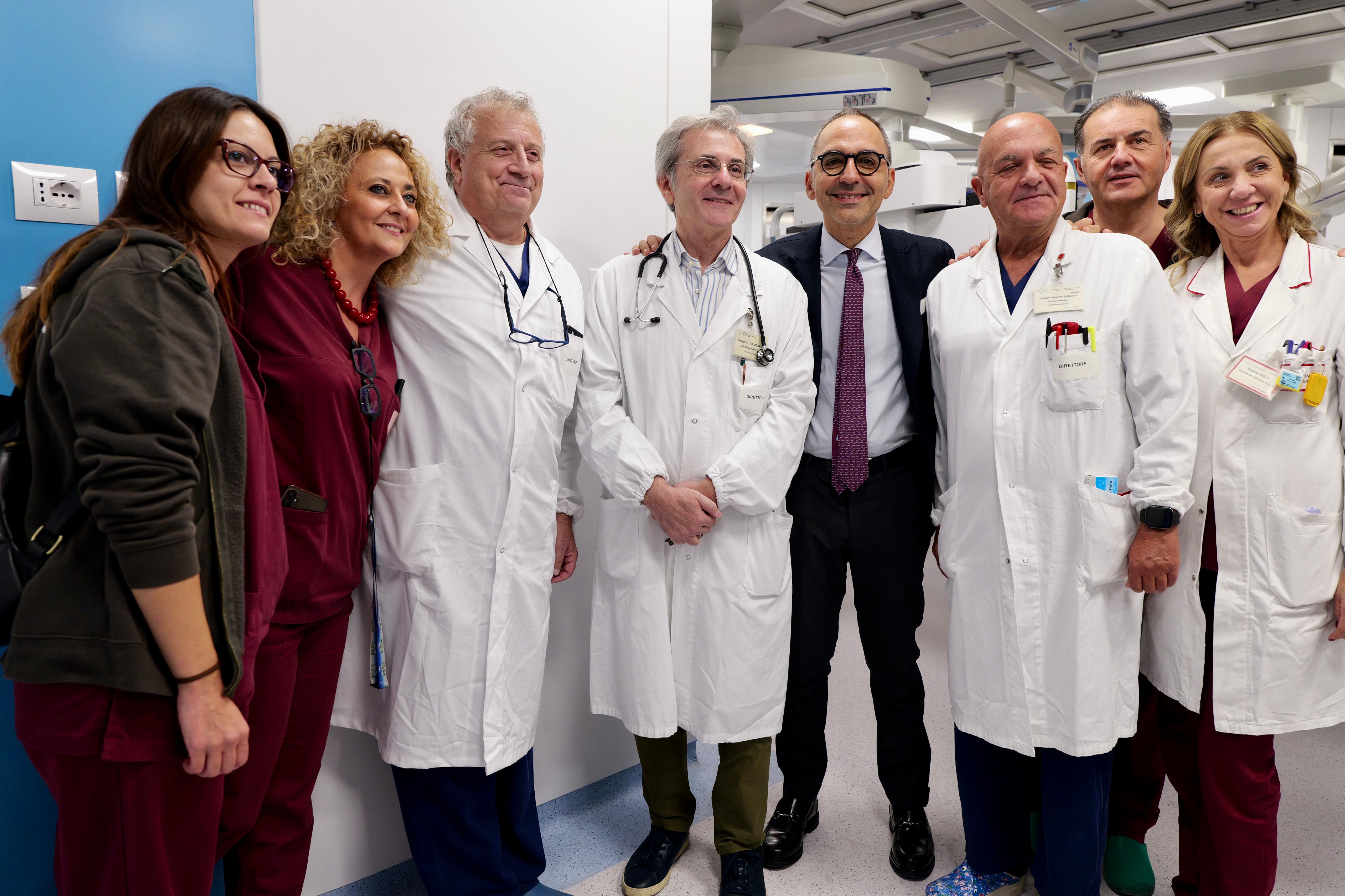 Galleria POLICLINICO DI FOGGIA, EMILIANO E PIEMONTESE INAUGURANO IL NUOVO BLOCCO OPERATORIO: 6 NUOVE SALE DI ULTIMA GENERAZIONE PER CARDIOCHIRURGIA, NEUROCHIRURGIA E RADIOLOGIA INTERVENTISTICA. - Diapositiva 5 di 22