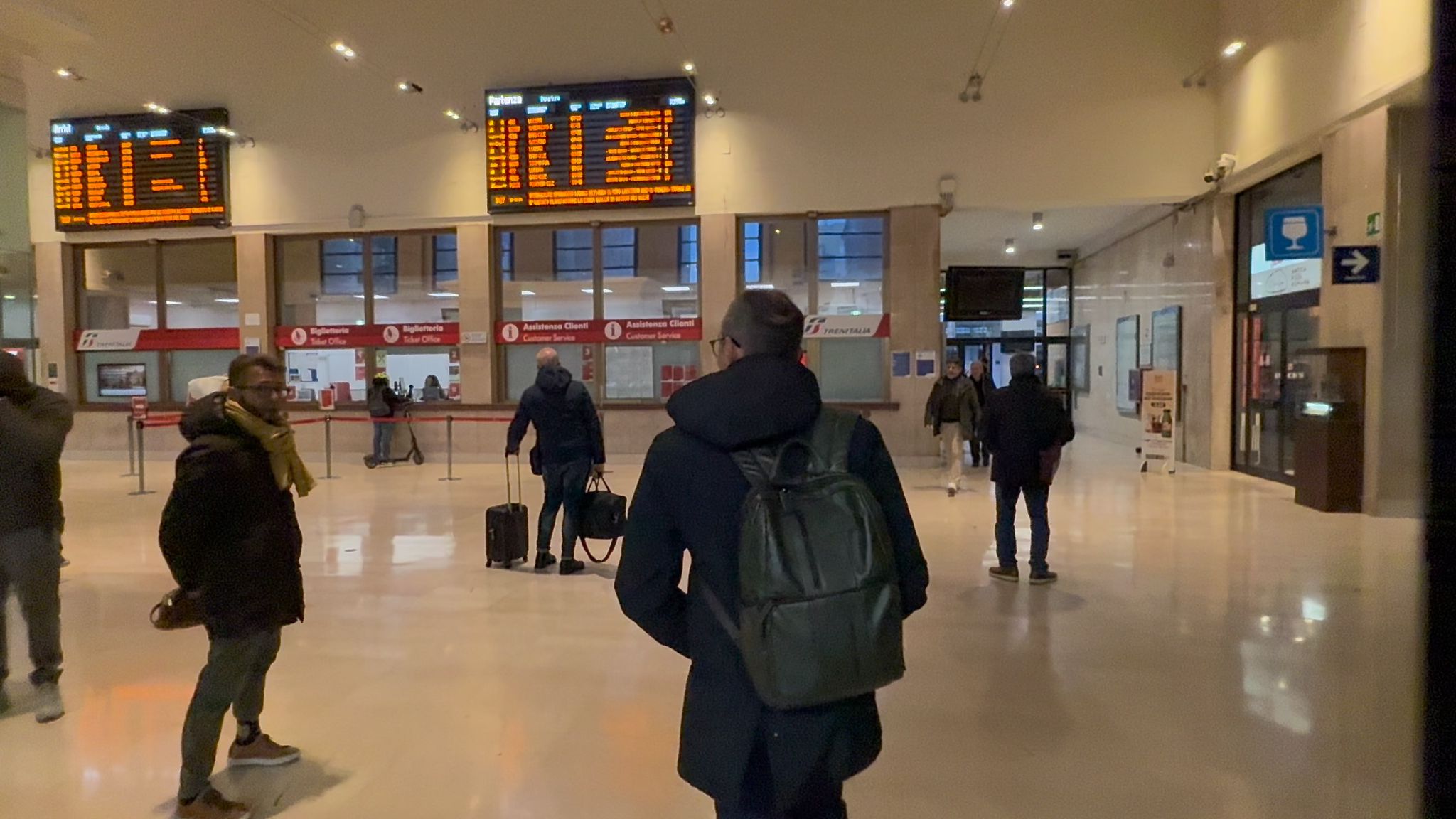 Galleria Trasporti, Piemontese: “Il primo giorno si comincia dalle persone. Sul treno delle 7:30 per capire, ascoltare, migliorare”. A bordo passaggio di consegne simbolico con Debora Ciliento - Diapositiva 2 di 3