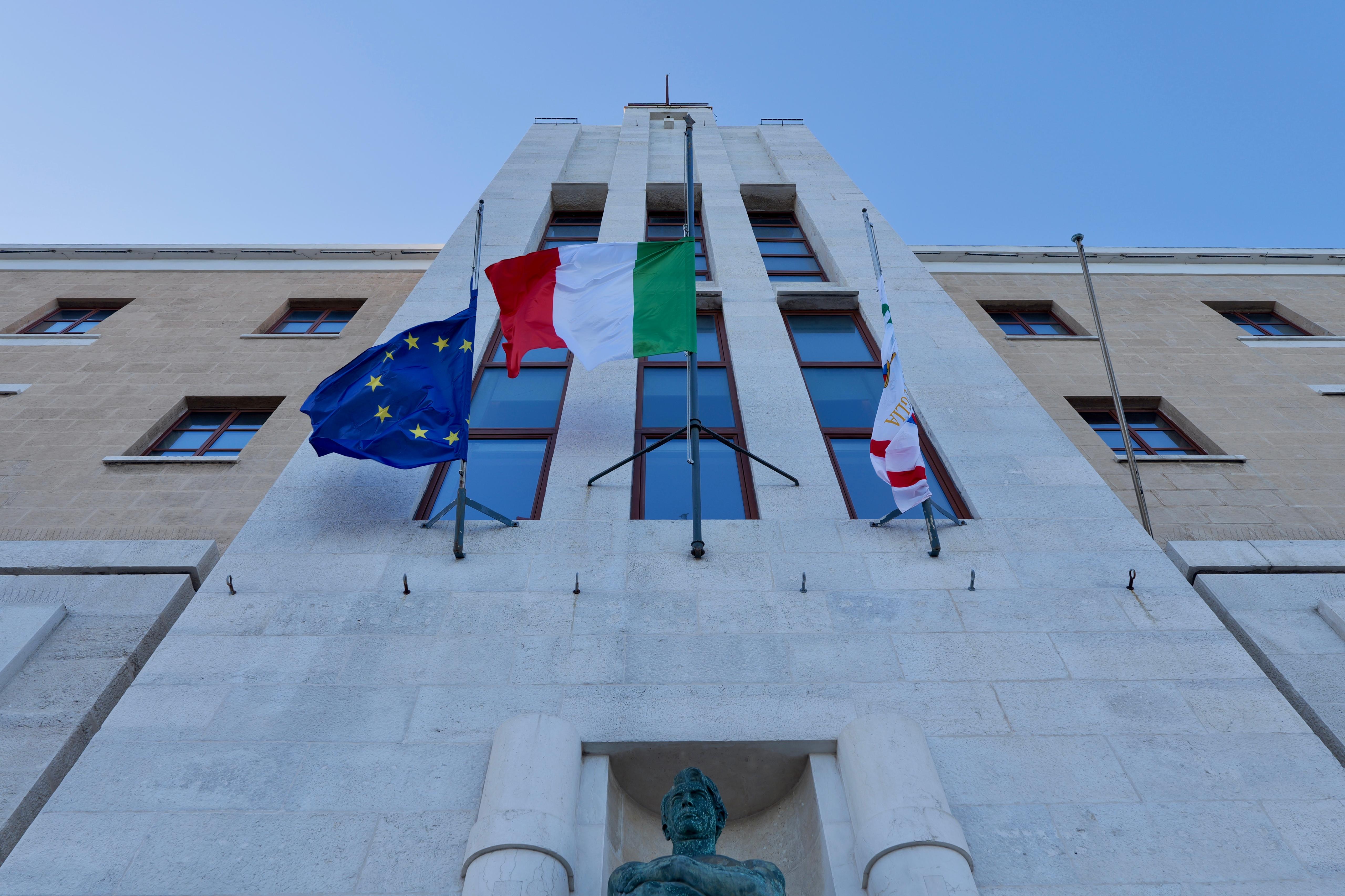 Galleria Giornata della Memoria, bandiere a mezz'asta sul Palazzo di Presidenza. Le dichiarazioni del presidente Decaro e dell'assessora Miglietta - Diapositiva 3 di 4